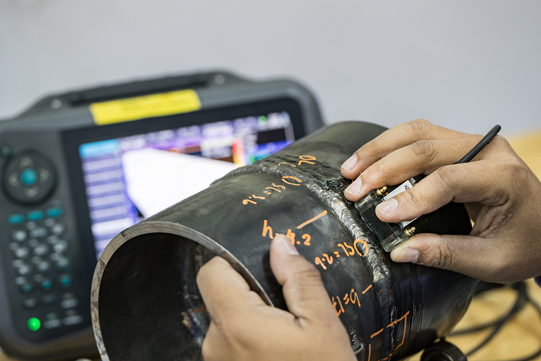 NDT-Phased-Array-Ultrasonic-Testing-(PAUT)-on-welded-pipe-segment(web).jpg